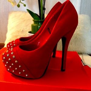 DOTS RED PLATFORM PUMPS
